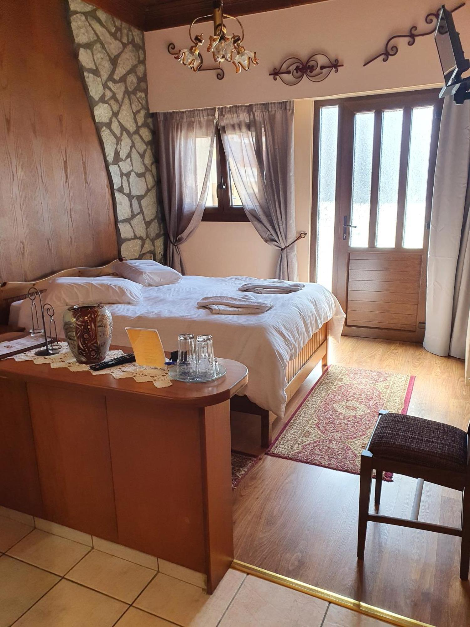 Semeli Guesthouse Karpenisi Ngoại thất bức ảnh